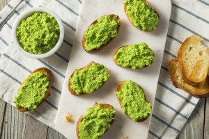 Sweet Pea Pesto Crostinis, game-watching parties bring to mind greasy wings and fatty dips. But here’s an easy way to add a healthier option.