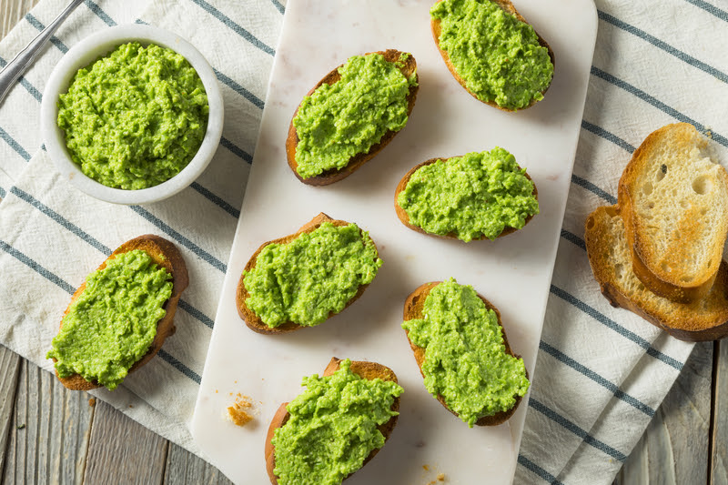 Sweet Pea Pesto Crostinis, game-watching parties bring to mind greasy wings and fatty dips. But here’s an easy way to add a healthier option.